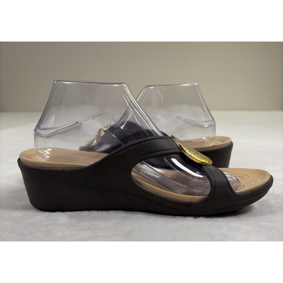 Crocs Womens Size 10 Sanrah Hammered Gold Circle Medallion Brown Sandal Slides - Picture 5 of 15